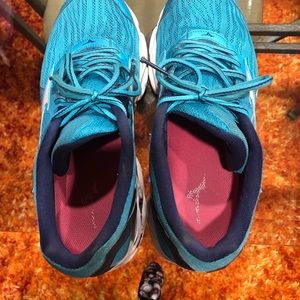 Mizuno Inspire women size 10/ pre owned